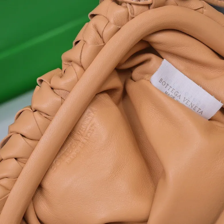 Batch 1260 Small Cloud Large Plaid Weaving The pouch Cloud bag is the first series designed by former Celine designer Daniel Lee after joining BV. The upper body is extremely ecstatic ~ fashionable and classy ~ elegant and concise, lazy and intellectual size: 23*13*8 [Little Cloud Rough Weave#]